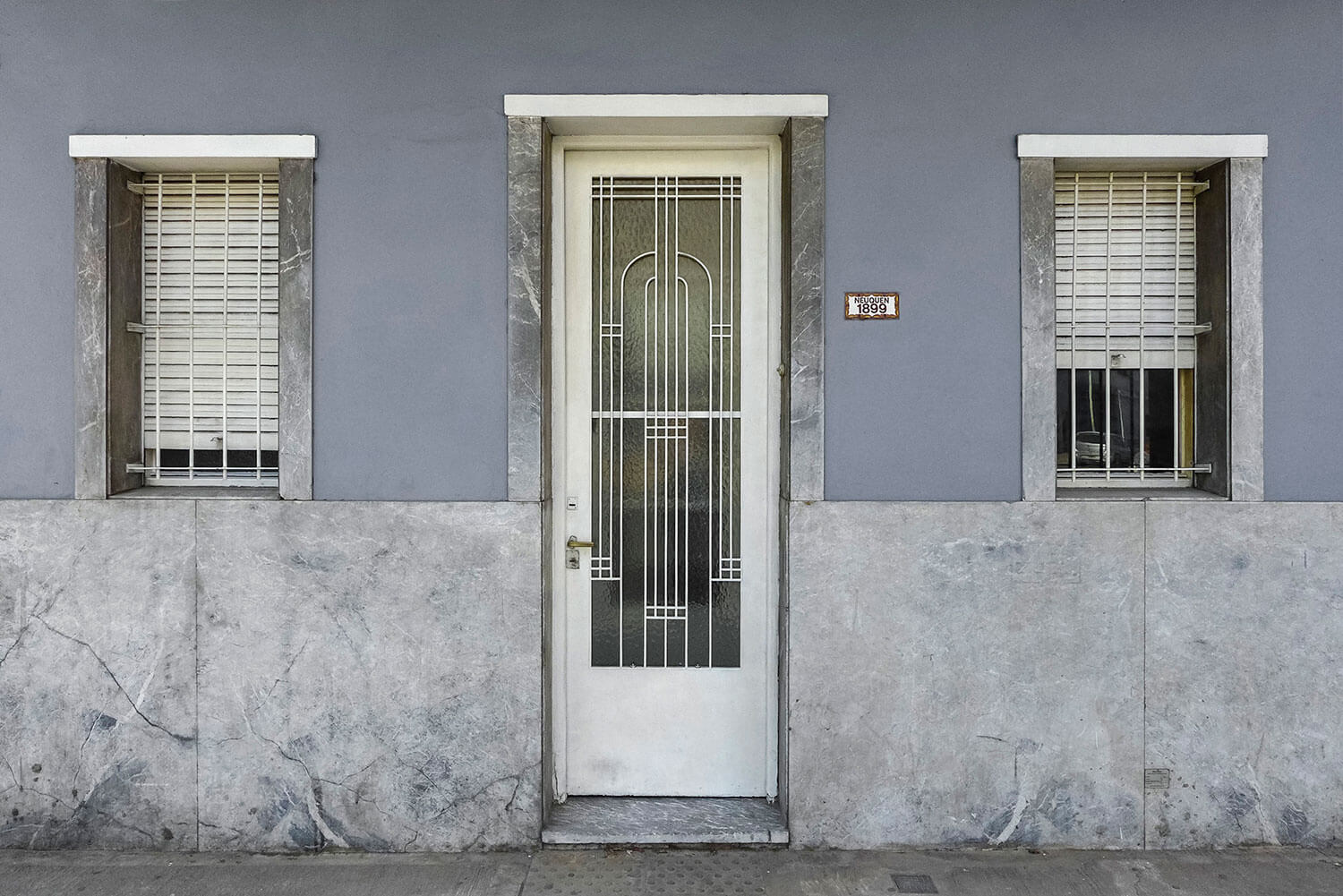 Puerta y dos ventanas, Caballito